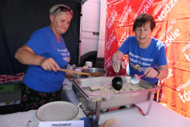 Dwie panie nakładają pierogi