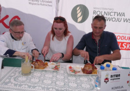 Jury konkursu kulinarnego podczas degustowania potrawy konkursowej 