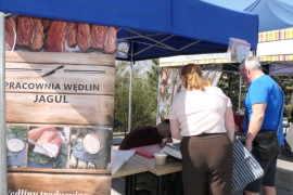 Stoisko wystawiennicze. Widać osoby kupujące 
