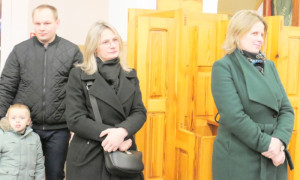 Dwie kobiety, mężczyzna i chłopiec stoją obok siebie 