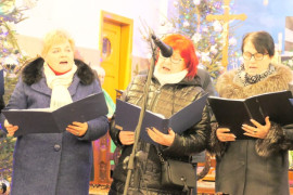 Trzy kobiety śpiewają kolędy 