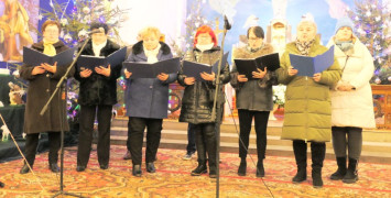 Grupa kobiet podczas koncertu kolęd 