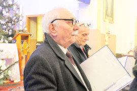 Dwaj panowie stoją obok siebie