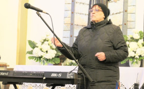 Kobieta stoi przy klawiszach 
