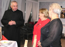 Spotkanie opłatkowe: ksiądz i dwie kobiety