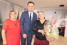 Dwie kobiety i mężczyzna stoją obok siebie