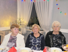 Trzy kobiety siedzą obok siebie