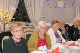 Pięć kobiet siedzi obok siebie