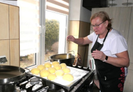 Kobieta podczas robienia pączków