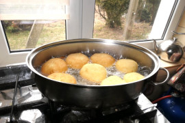 Garnek, w którym pieką się pączki