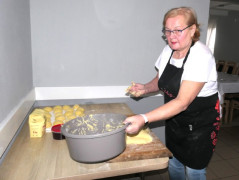 Kobieta wyrabia ciasto na pączki