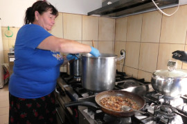 Kobieta podczas gotowania potrwa 