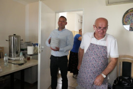 Dwaj panowie w kuchni 