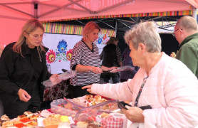 Stoisko gastronomiczne, na którym dominują ciasta