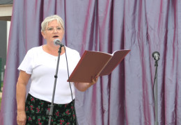 Kobieta podczas przemawiania ze sceny