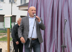 Mężczyzna przemawiający ze sceny 