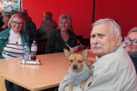 Grupa osób siedząca przy stole 