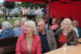 Grupa osób siedząca przy stole 