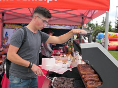 Mężczyzna podczas obsługi grilla 