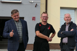 Trzech mężczyzn stojących obok siebie 