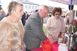Trzy osoby przy stoisku gastronomicznym 