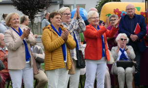 Grupa osób bijących brawa 