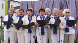 Grupa kobiet podczas występu scenicznego 