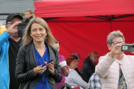 Kobiety stojące obok siebie
