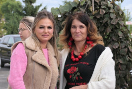Dwie uśmiechnięte kobiety stojące obok siebie 