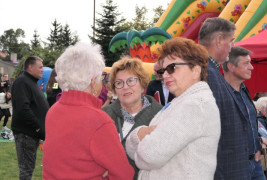Grupa osób stojących obok siebie