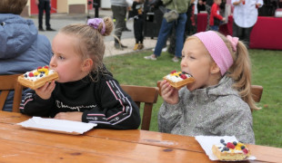 Dwie dziewczynki jedzące gofry