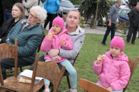 Dwie kobiety i dwoje małych dzieci 