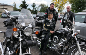 Motocykle i mężczyźni stojący obok nich 