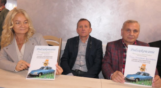 Kobieta i dwóch mężczyzn. Kobieta i mężczyzna trzymają dyplomy