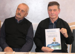 Dwóch mężczyzn. Jeden z nich trzyma dyplom 