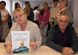 Kobieta i mężczyzna. Kobieta trzyma w ręku dyplom 