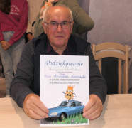 Mężczyzna trzyma w ręku dyplom 