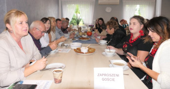 Grupa osób siedząca przy stole 