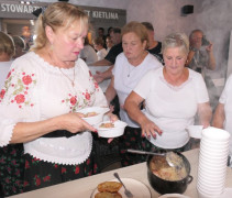 Kobiet nakładające potrawy na talerze 