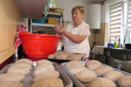 Kobieta podczas robienia ziemniaczanych pyz