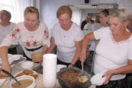 Trzy kobiety nakładające potrawy