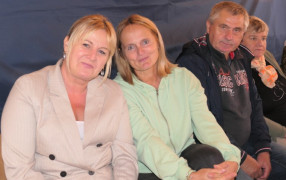 Dwie kobiety siedzą obok siebie 