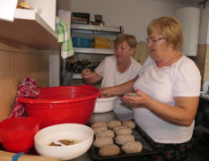 Dwie kobiety podczas przygotowywania ziemniaczanych pyz 