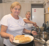 Dwie kobiety podczas przygotowywania potraw 