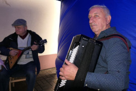 Dwaj mężczyźni podczas gry na instrumentach 