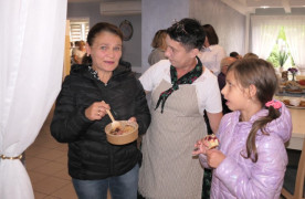 Dwie kobiety i dziewczynka stoją obok siebie