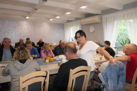 Grupa osób siedząca za stołem 