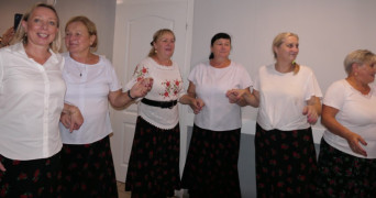 Grupa kobiet podczas zabawy 