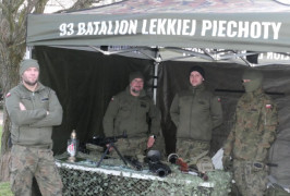 Żołnierze stoją pod namiotem 
