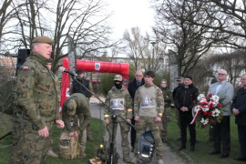Grupa osób stoi obok siebie. Wśród nich są żołnierze 